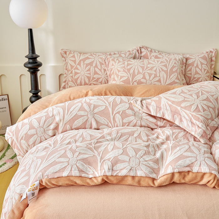 91家纺网 家纺一手货源 找家纺 贝诗梦 2025新款高克重230克5D雕花牛奶绒四件套 花卉粉