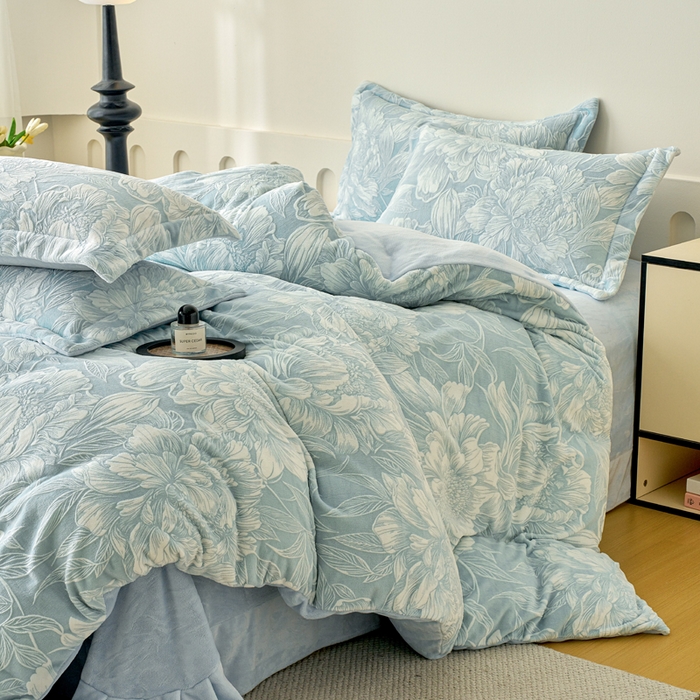 91家纺网 家纺一手货源 找家纺 贝诗梦 2025新款高克重230克5D雕花牛奶绒四件套 花卉青