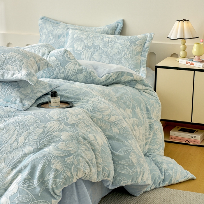 91家纺网 家纺一手货源 找家纺 贝诗梦 2025新款高克重230克5D雕花牛奶绒四件套 花卉青