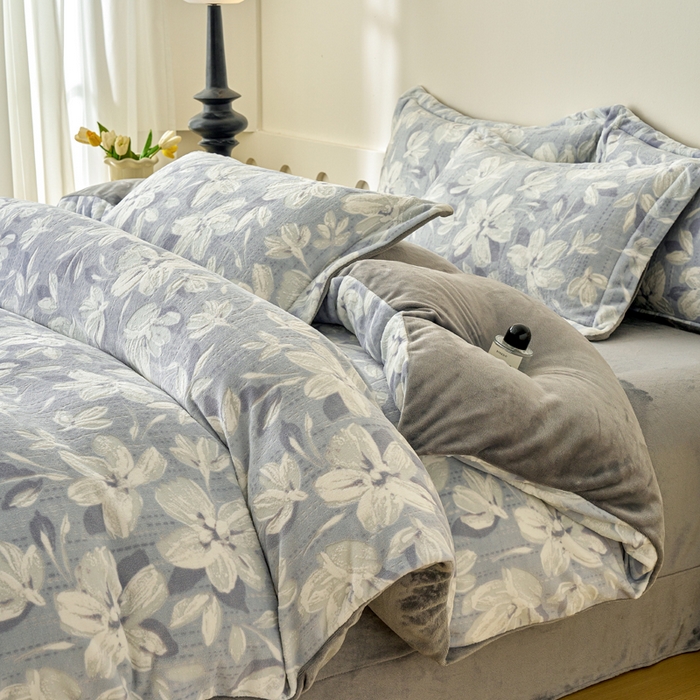 91家纺网 家纺一手货源 找家纺 贝诗梦 2025新款高克重230克5D雕花牛奶绒四件套 花卉蓝