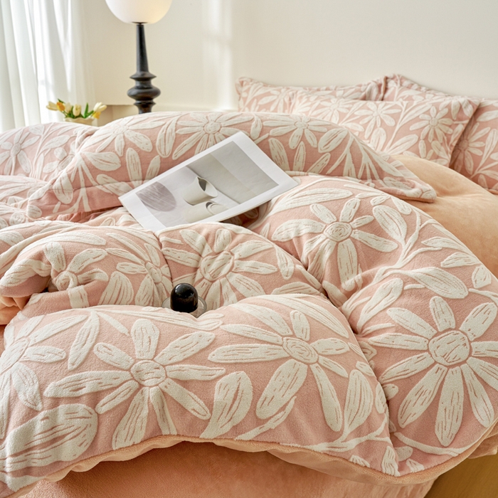 91家纺网 家纺一手货源 找家纺 贝诗梦 2025新款高克重230克5D雕花牛奶绒四件套 花卉粉