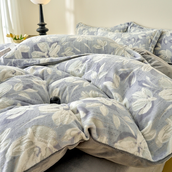 91家纺网 家纺一手货源 找家纺 贝诗梦 2025新款高克重230克5D雕花牛奶绒四件套 花卉蓝