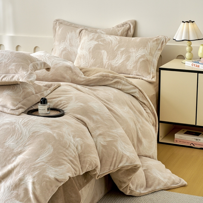 91家纺网 家纺一手货源 找家纺 贝诗梦 2025新款高克重230克5D雕花牛奶绒四件套 时尚咖