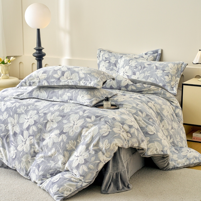 91家纺网 家纺一手货源 找家纺 贝诗梦 2025新款高克重230克5D雕花牛奶绒四件套 花卉蓝