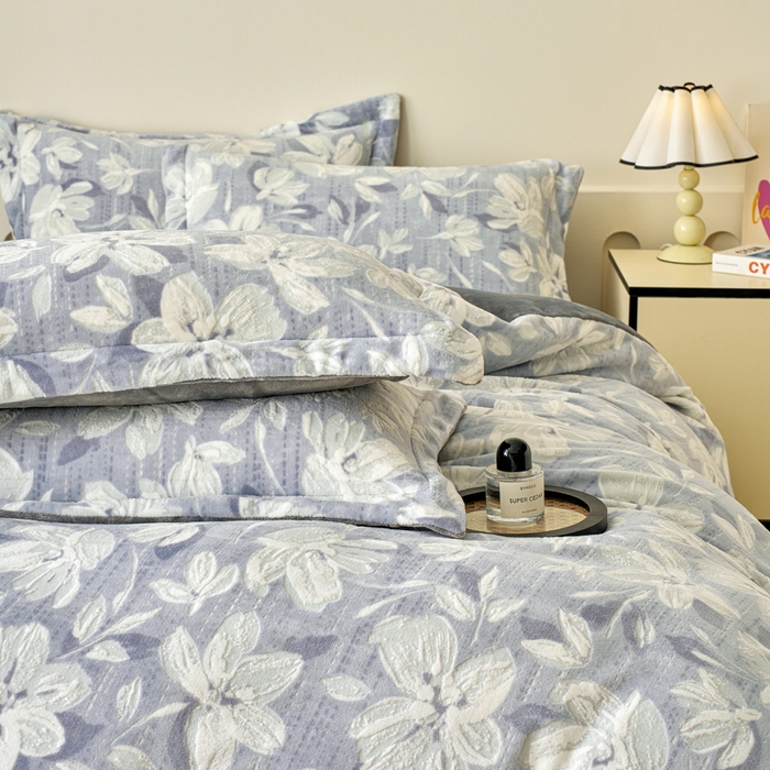 91家纺网 家纺一手货源 找家纺 贝诗梦 2025新款高克重230克5D雕花牛奶绒四件套 花卉蓝