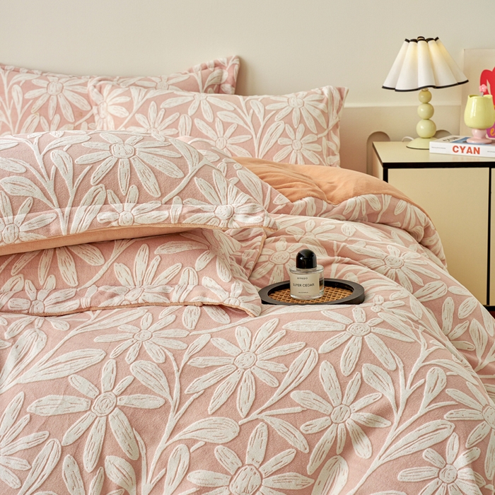 91家纺网 家纺一手货源 找家纺 贝诗梦 2025新款高克重230克5D雕花牛奶绒四件套 花卉粉