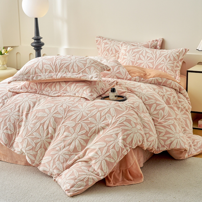 91家纺网 家纺一手货源 找家纺 贝诗梦 2025新款高克重230克5D雕花牛奶绒四件套 花卉粉