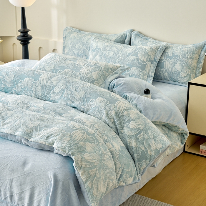 91家纺网 家纺一手货源 找家纺 贝诗梦 2025新款高克重230克5D雕花牛奶绒四件套 花卉青