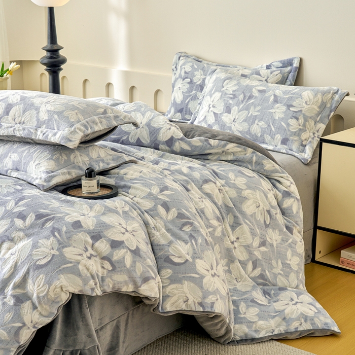 91家纺网 家纺一手货源 找家纺 贝诗梦 2025新款高克重230克5D雕花牛奶绒四件套 花卉蓝