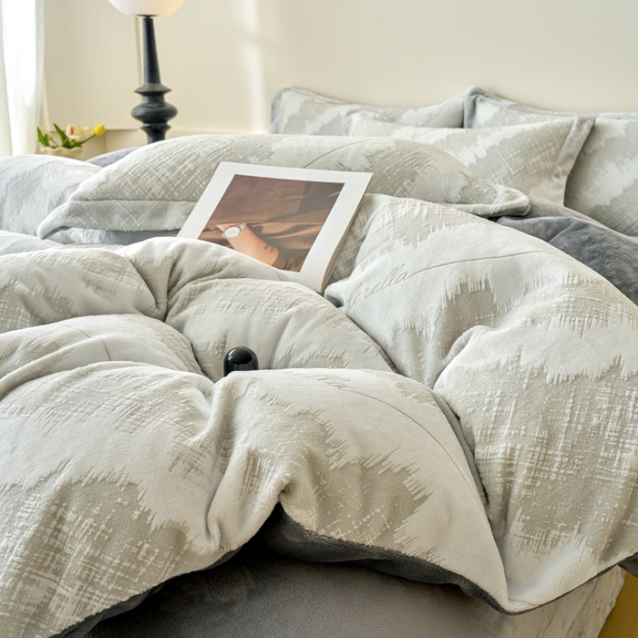 91家纺网 家纺一手货源 找家纺 贝诗梦 2025新款高克重230克5D雕花牛奶绒四件套 格调灰