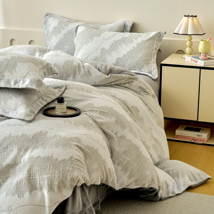 91家纺网 家纺一手货源 找家纺 贝诗梦 2025新款高克重230克5D雕花牛奶绒四件套 格调灰