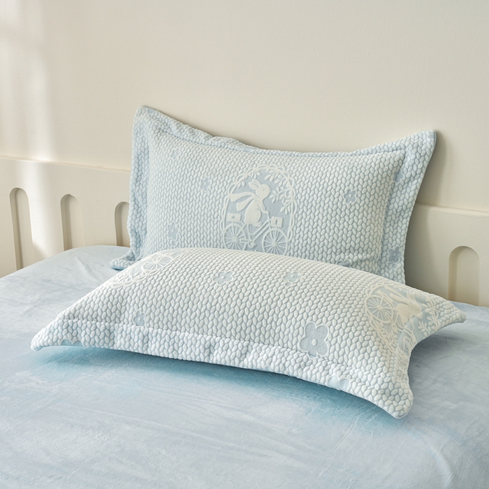 91家纺网 家纺一手货源 找家纺 贝诗梦 2025新款高克重230克5D雕花牛奶绒四件套 浪漫蓝