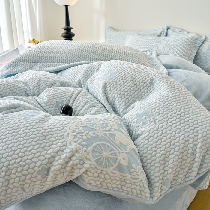 91家纺网 家纺一手货源 找家纺 贝诗梦 2025新款高克重230克5D雕花牛奶绒四件套 浪漫蓝