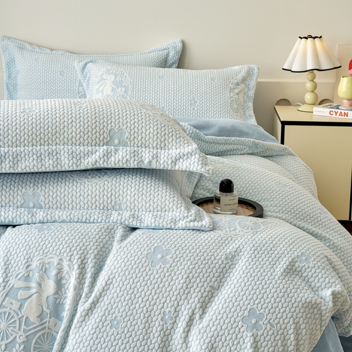 91家纺网 家纺一手货源 找家纺 贝诗梦 2025新款高克重230克5D雕花牛奶绒四件套 浪漫蓝