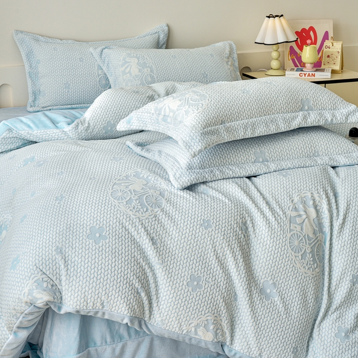 91家纺网 家纺一手货源 找家纺 贝诗梦 2025新款高克重230克5D雕花牛奶绒四件套 浪漫蓝