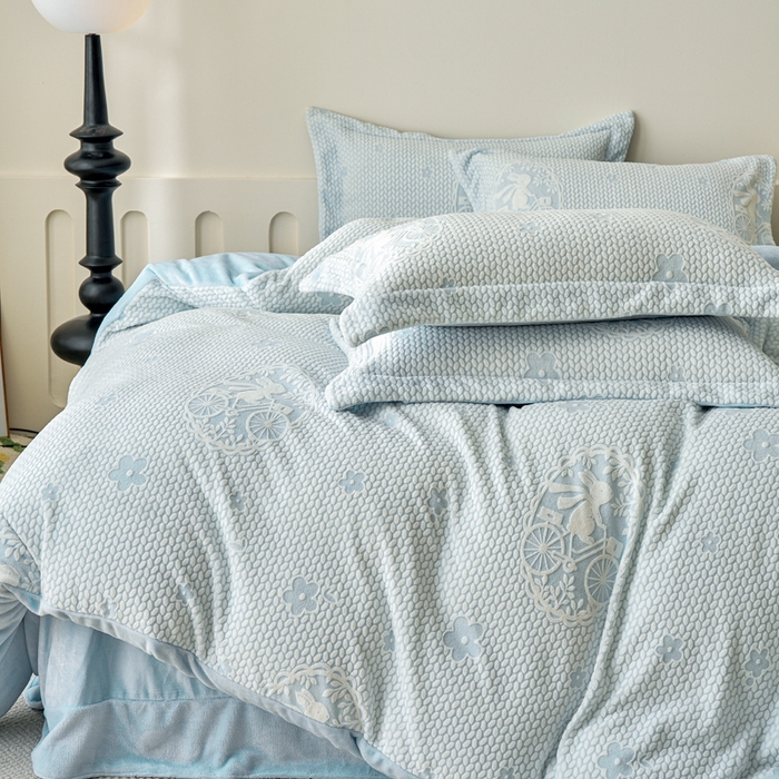 91家纺网 家纺一手货源 找家纺 贝诗梦 2025新款高克重230克5D雕花牛奶绒四件套 浪漫蓝