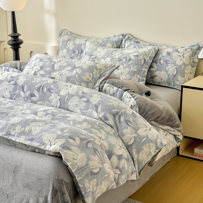 91家纺网 家纺一手货源 找家纺 贝诗梦 2025新款高克重230克5D雕花牛奶绒四件套 花卉蓝