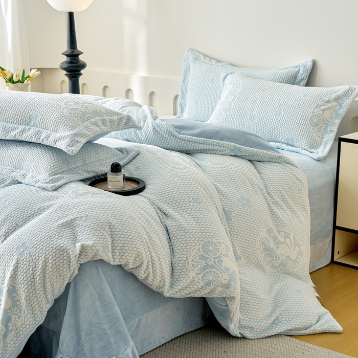 91家纺网 家纺一手货源 找家纺 贝诗梦 2025新款高克重230克5D雕花牛奶绒四件套 浪漫蓝