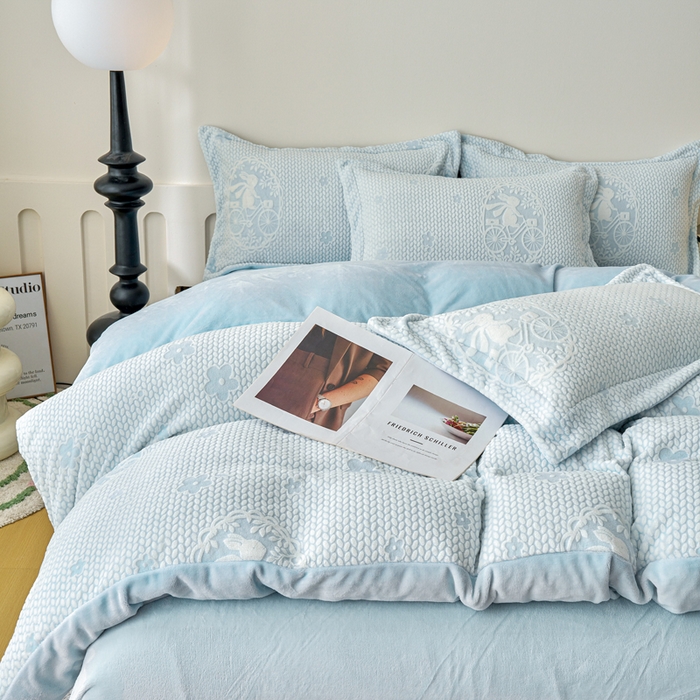 91家纺网 家纺一手货源 找家纺 贝诗梦 2025新款高克重230克5D雕花牛奶绒四件套 浪漫蓝