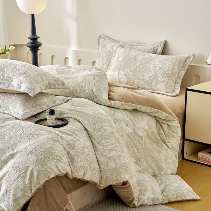 91家纺网 家纺一手货源 找家纺 贝诗梦 2025新款高克重230克5D雕花牛奶绒四件套 花卉咖