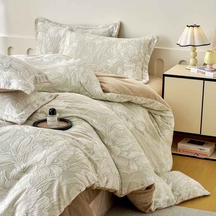 91家纺网 家纺一手货源 找家纺 贝诗梦 2025新款高克重230克5D雕花牛奶绒四件套 花卉咖