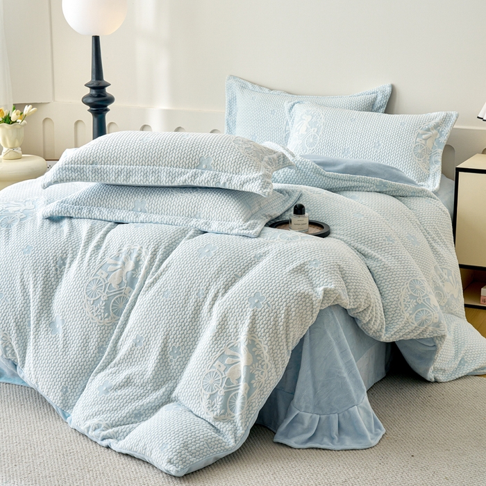 91家纺网 家纺一手货源 找家纺 贝诗梦 2025新款高克重230克5D雕花牛奶绒四件套 浪漫蓝