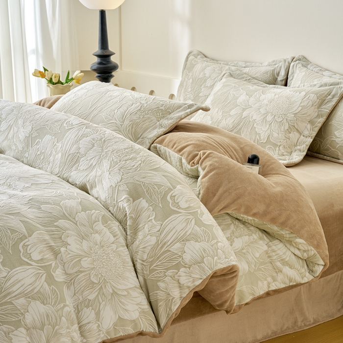 91家纺网 家纺一手货源 找家纺 贝诗梦 2025新款高克重230克5D雕花牛奶绒四件套 花卉咖