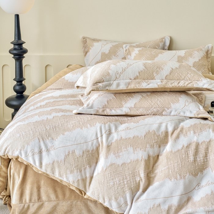 91家纺网 家纺一手货源 找家纺 贝诗梦 2025新款高克重230克5D雕花牛奶绒四件套 格调咖