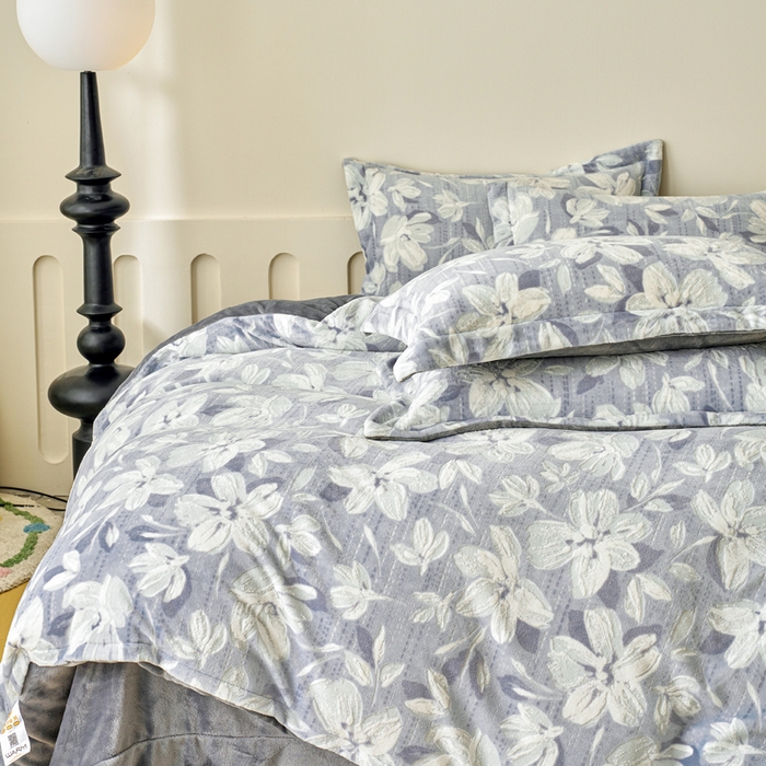 91家纺网 家纺一手货源 找家纺 贝诗梦 2025新款高克重230克5D雕花牛奶绒四件套 花卉蓝