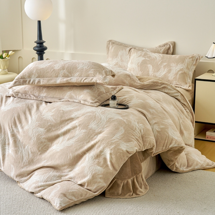 91家纺网 家纺一手货源 找家纺 贝诗梦 2025新款高克重230克5D雕花牛奶绒四件套 时尚咖