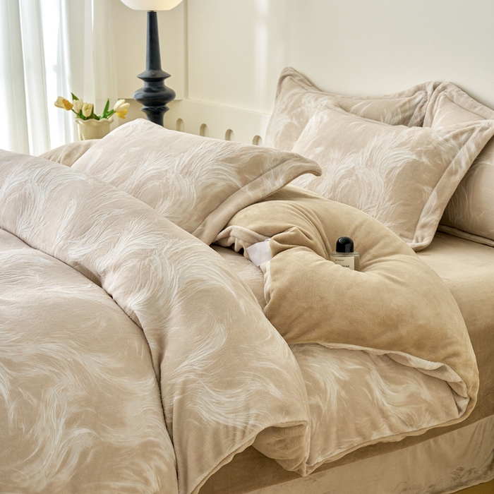 91家纺网 家纺一手货源 找家纺 贝诗梦 2025新款高克重230克5D雕花牛奶绒四件套 时尚咖