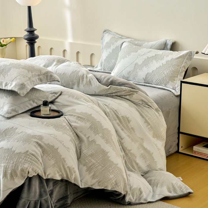 91家纺网 家纺一手货源 找家纺 贝诗梦 2025新款高克重230克5D雕花牛奶绒四件套 格调灰