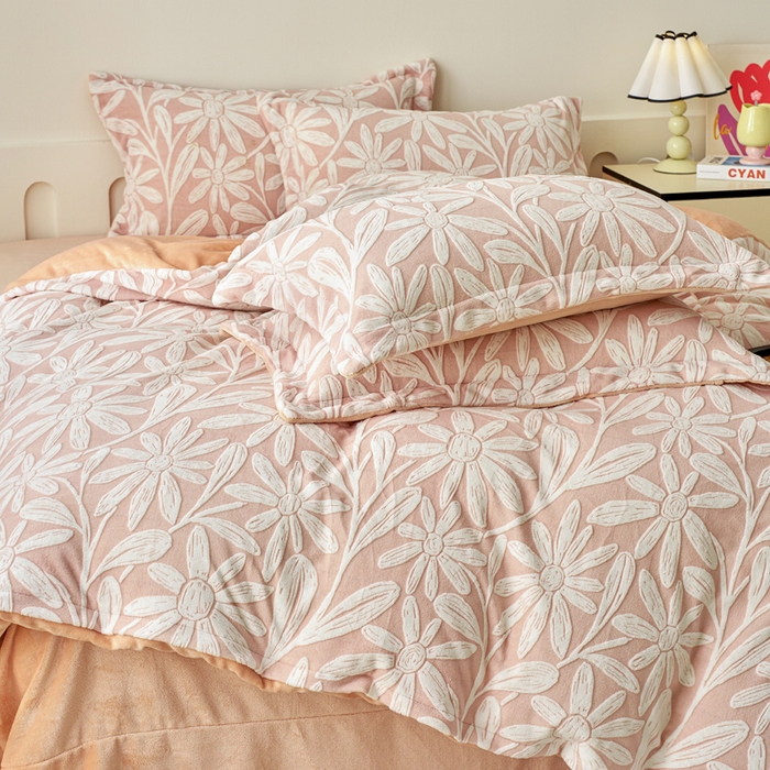 91家纺网 家纺一手货源 找家纺 贝诗梦 2025新款高克重230克5D雕花牛奶绒四件套 花卉粉