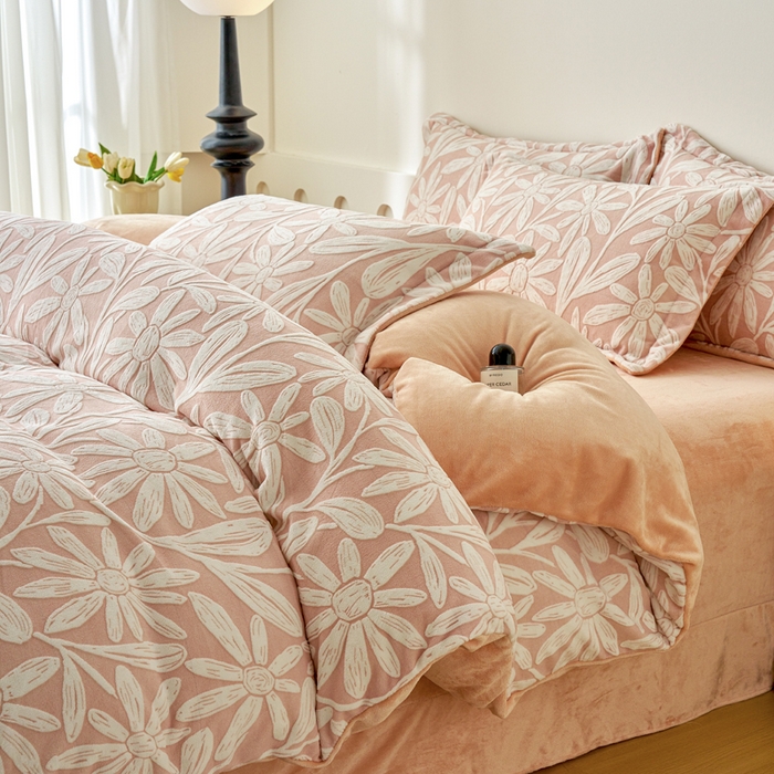 91家纺网 家纺一手货源 找家纺 贝诗梦 2025新款高克重230克5D雕花牛奶绒四件套 花卉粉