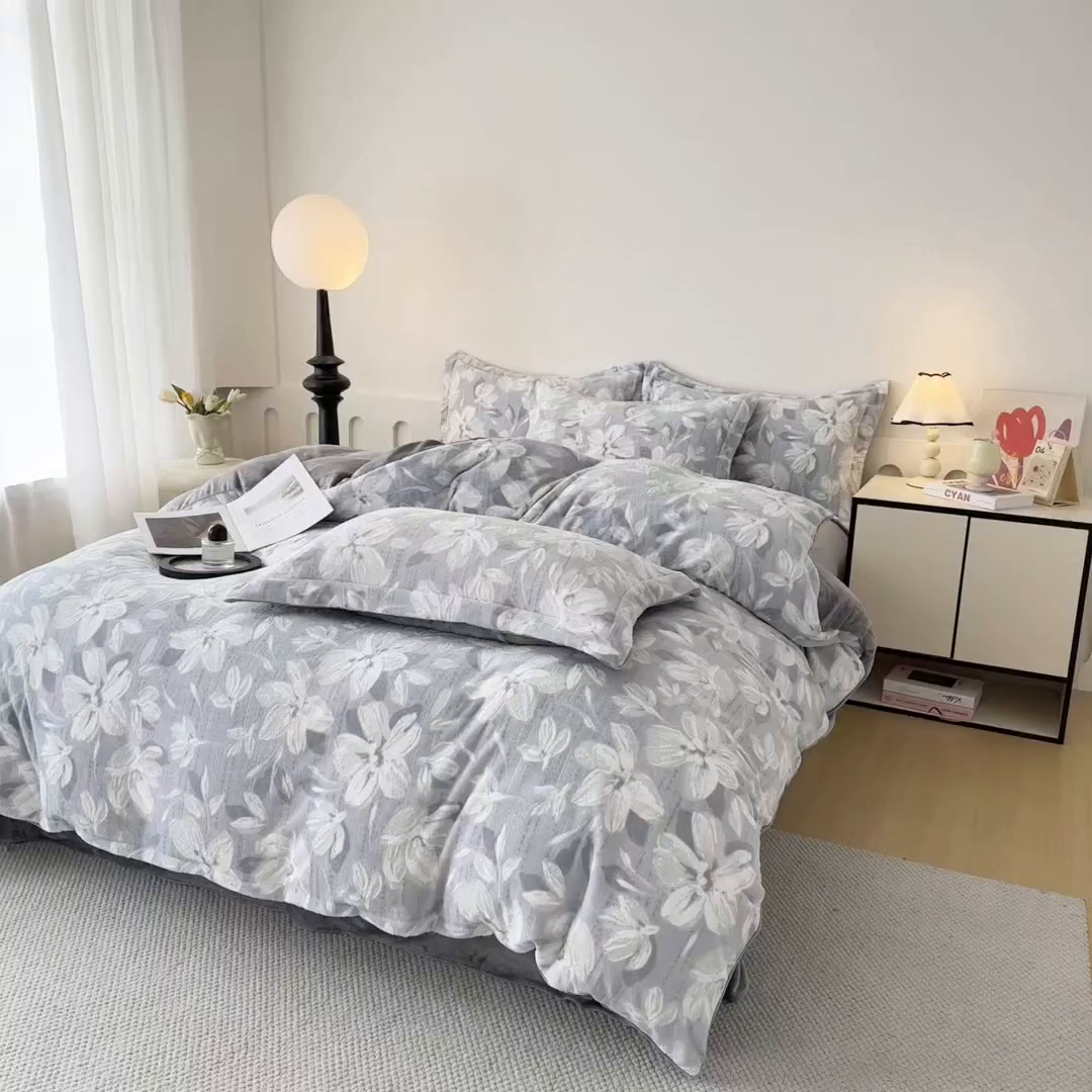 91家纺网 家纺一手货源 找家纺 贝诗梦 2025新款高克重230克5D雕花牛奶绒四件套 花卉蓝