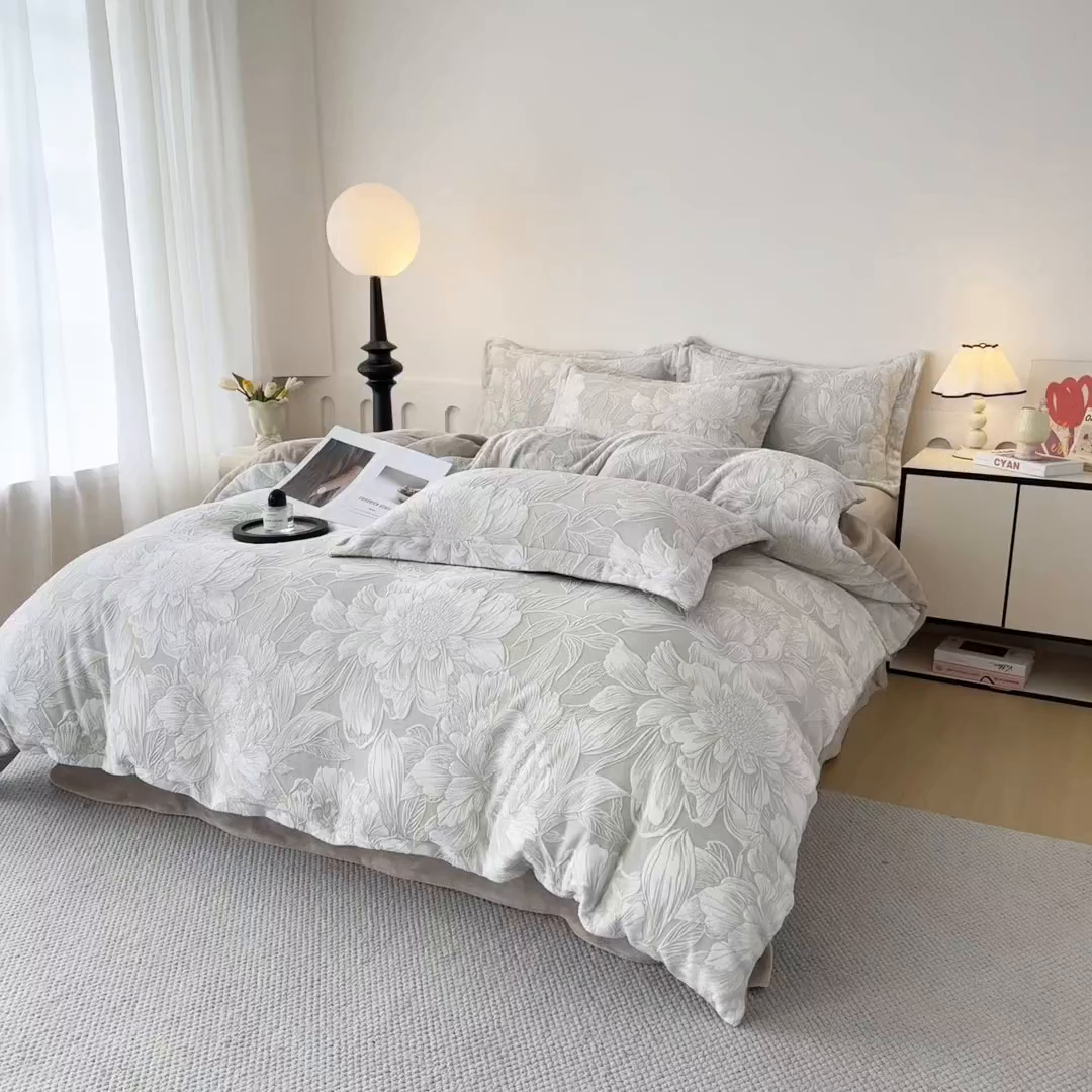 91家纺网 家纺一手货源 找家纺 贝诗梦 2025新款高克重230克5D雕花牛奶绒四件套 花卉咖