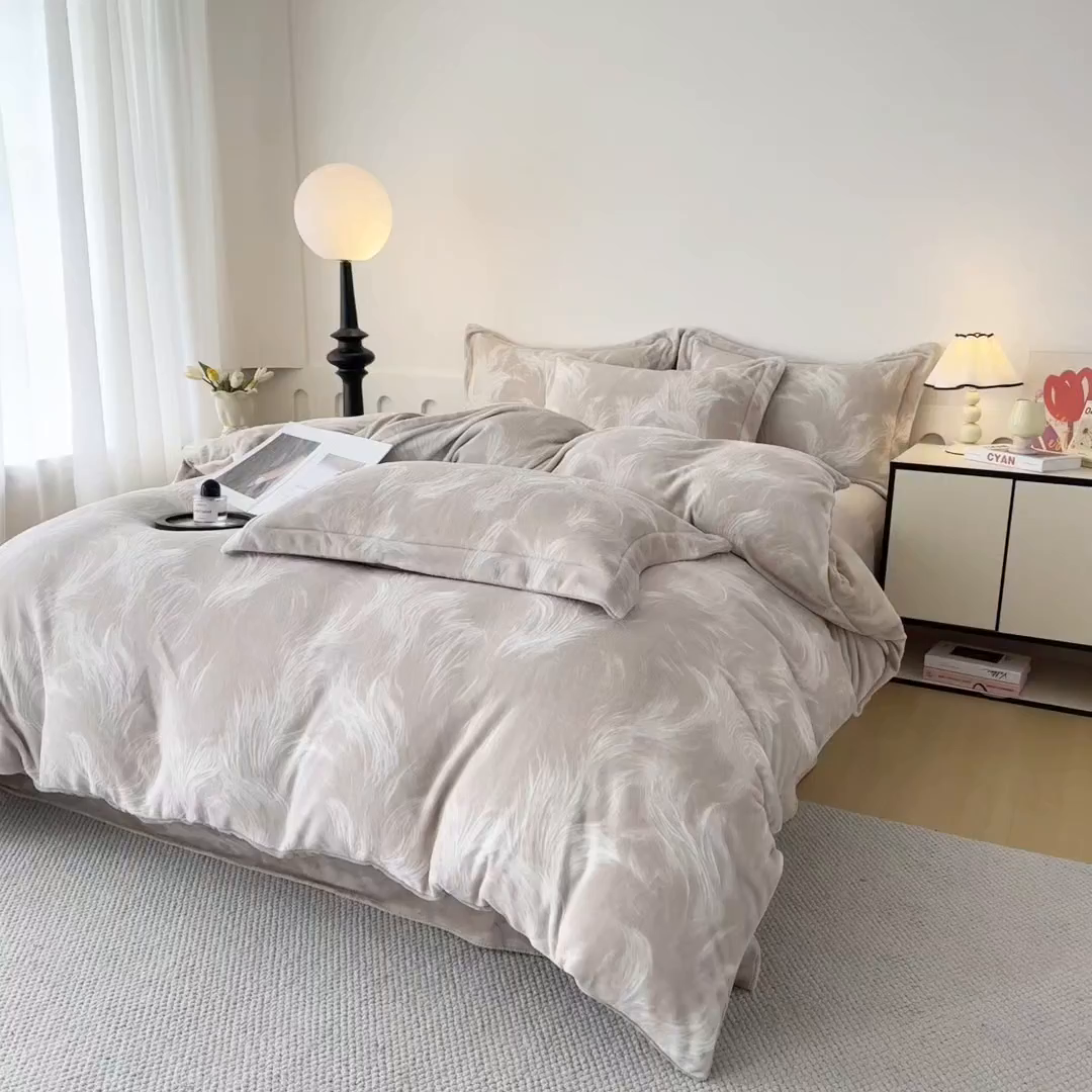 91家纺网 家纺一手货源 找家纺 贝诗梦 2025新款高克重230克5D雕花牛奶绒四件套 时尚咖