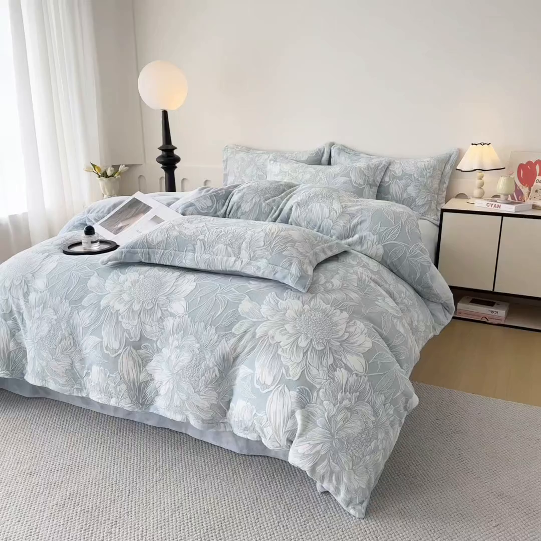 91家纺网 家纺一手货源 找家纺 贝诗梦 2025新款高克重230克5D雕花牛奶绒四件套 花卉青