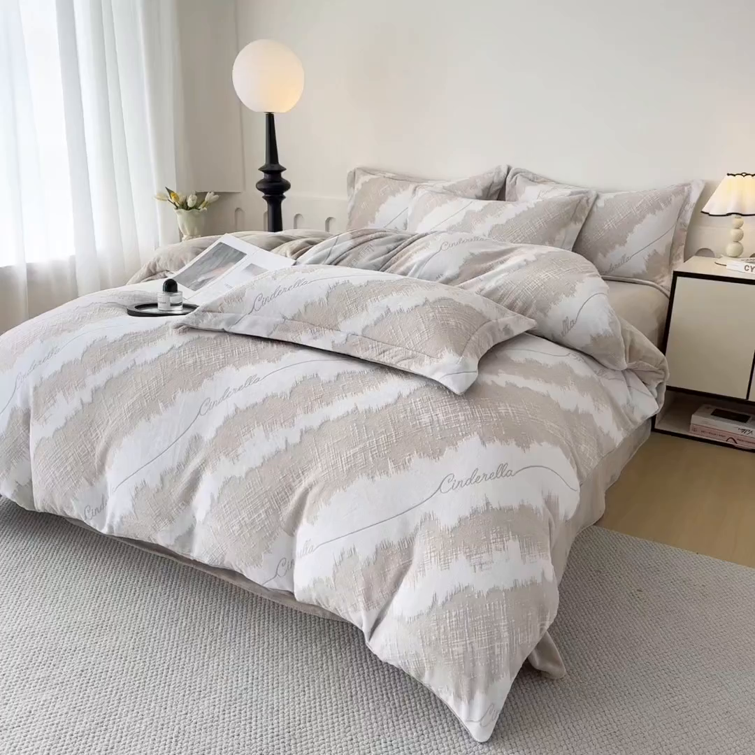 91家纺网 家纺一手货源 找家纺 贝诗梦 2025新款高克重230克5D雕花牛奶绒四件套 格调咖