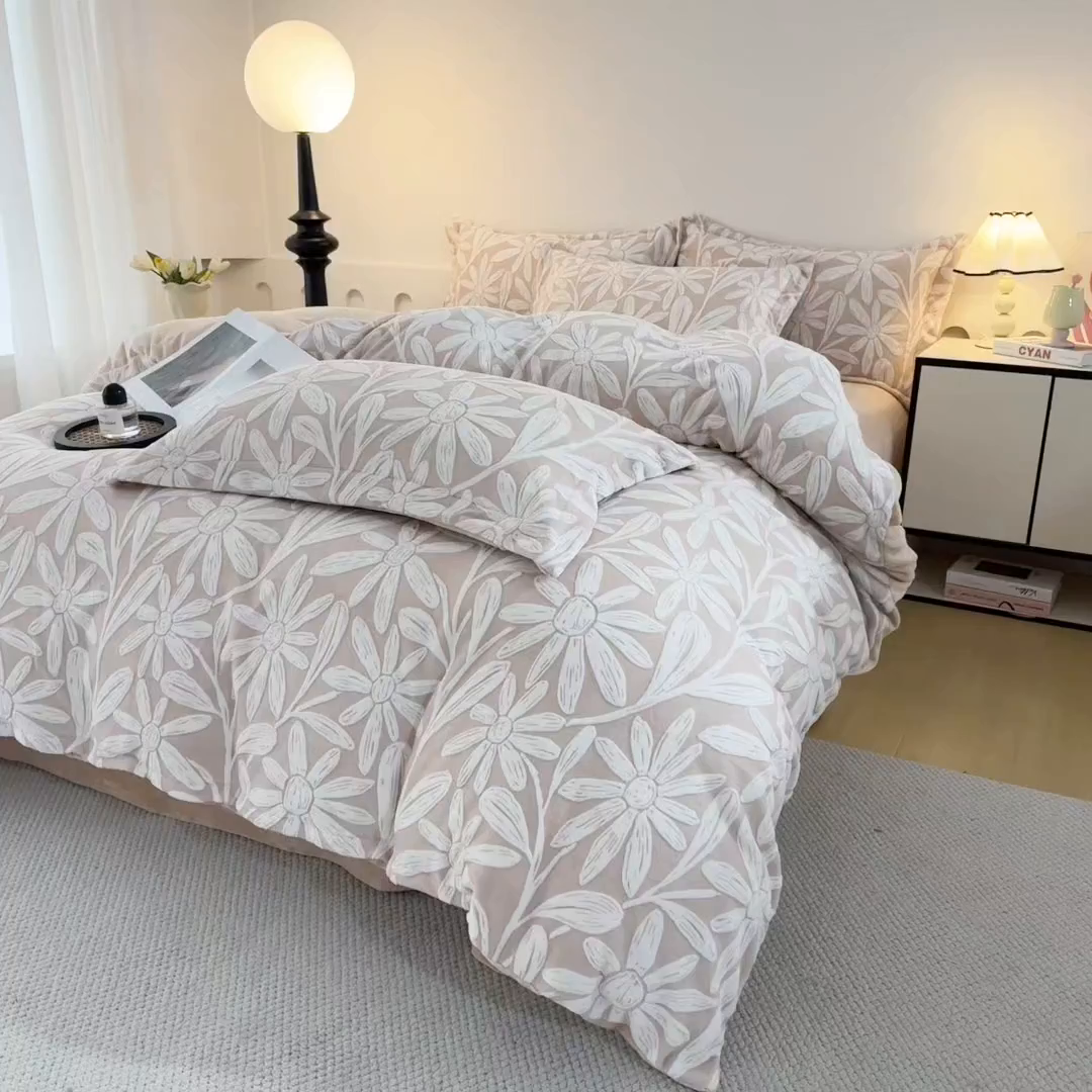 91家纺网 家纺一手货源 找家纺 贝诗梦 2025新款高克重230克5D雕花牛奶绒四件套 花卉粉