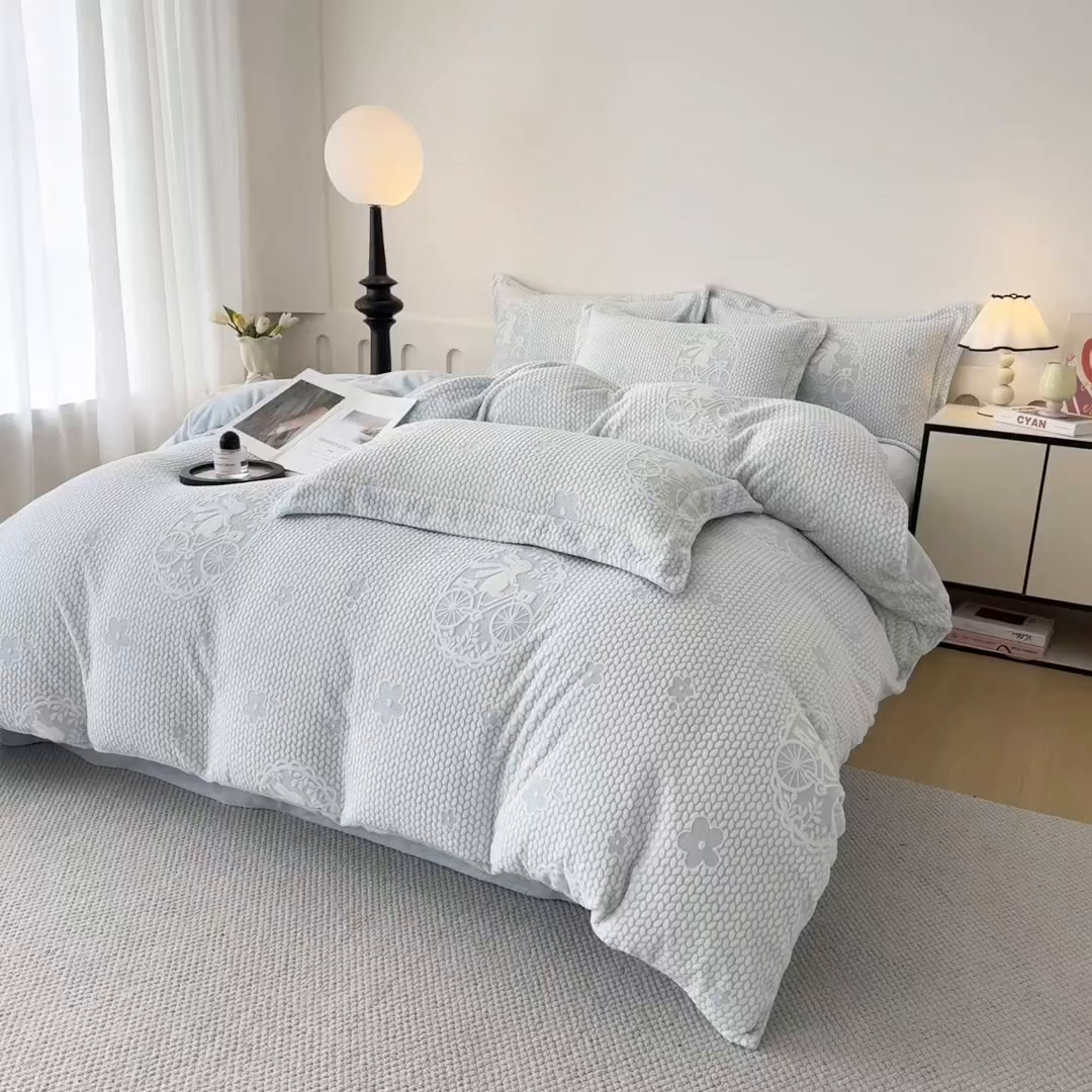 91家纺网 家纺一手货源 找家纺 贝诗梦 2025新款高克重230克5D雕花牛奶绒四件套 浪漫蓝