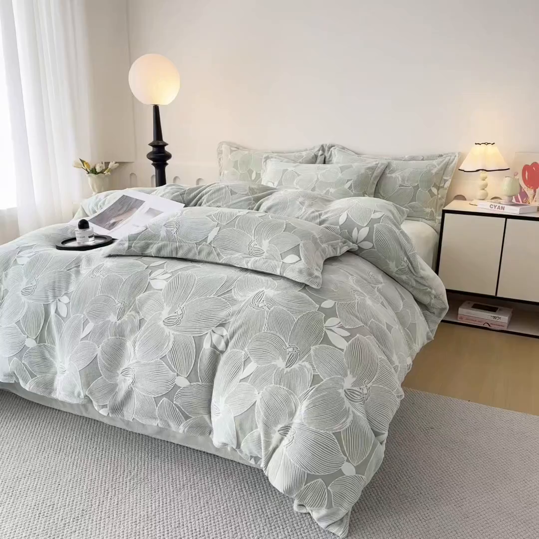 91家纺网 家纺一手货源 找家纺 贝诗梦 2025新款高克重230克5D雕花牛奶绒四件套 花卉绿