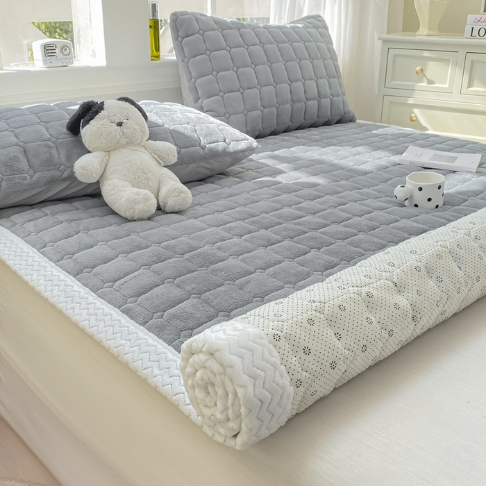 91家纺网 家纺一手货源 找家纺 （总）2025年新款纯色牛奶绒夹棉床垫-风格一