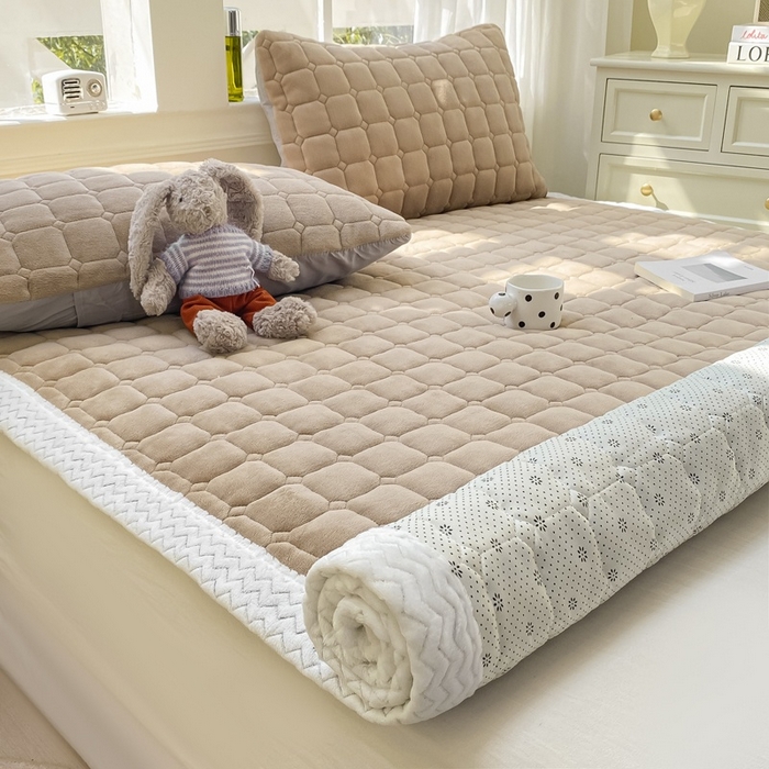 91家纺网 家纺一手货源 找家纺 （总）2025年新款纯色牛奶绒夹棉床垫-风格一