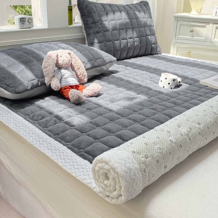 91家纺网 家纺一手货源 找家纺 （总）2025年新款纯色牛奶绒夹棉床垫-风格一