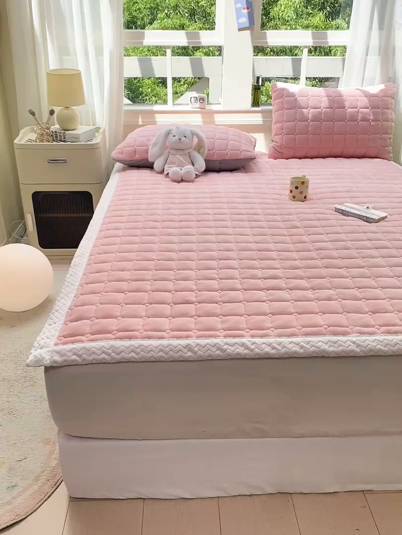 91家纺网 家纺一手货源 找家纺 （总）2025年新款纯色牛奶绒夹棉床垫-风格一