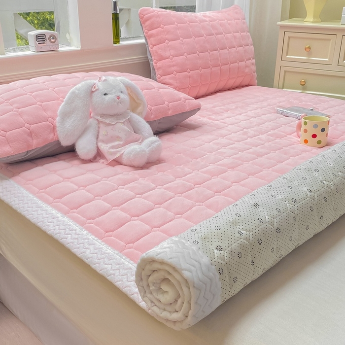 91家纺网 家纺一手货源 找家纺 麒东家纺 2025新款泡泡绒纯色夹棉床垫 紫色