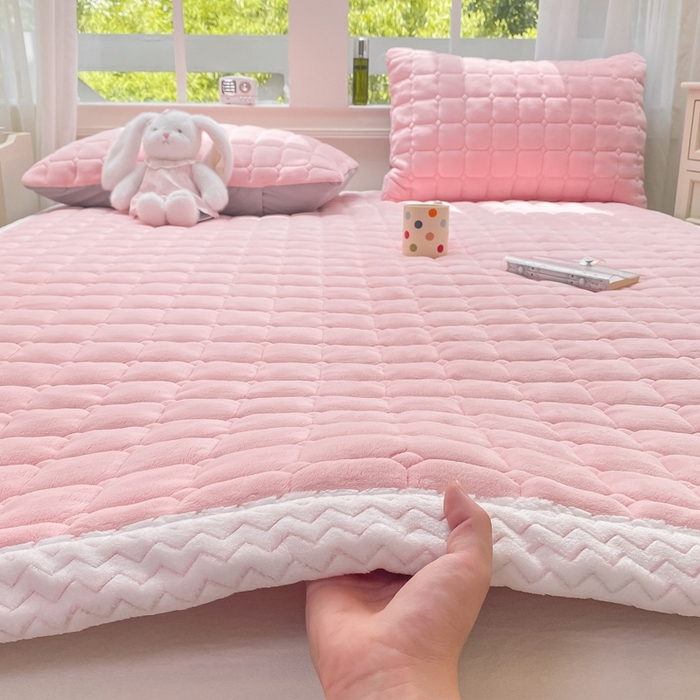 91家纺网 家纺一手货源 找家纺 （总）2025年新款纯色牛奶绒夹棉床垫-风格一