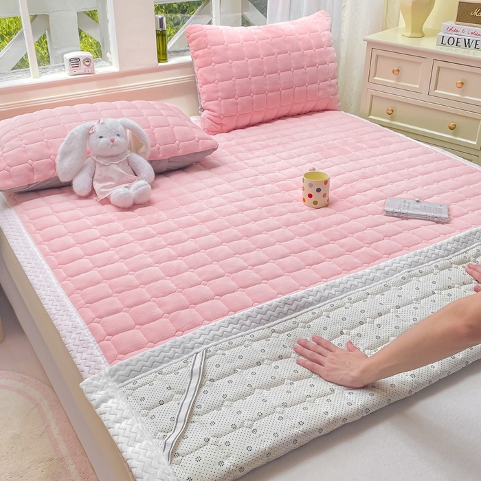 91家纺网 家纺一手货源 找家纺 （总）2025年新款纯色牛奶绒夹棉床垫-风格一