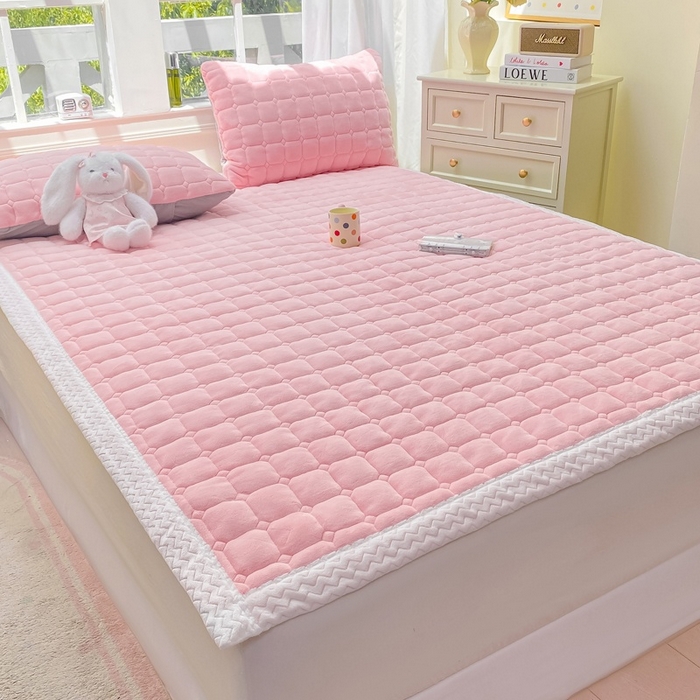 91家纺网 家纺一手货源 找家纺 （总）2025年新款纯色牛奶绒夹棉床垫-风格一